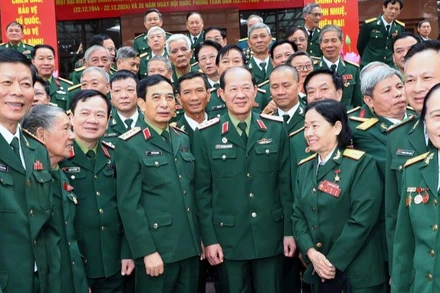 Đại tướng Phan Văn Giang chụp ảnh cùng các cựu chiến binh. 