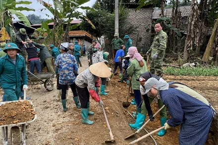 Việc sáp nhập giúp các thôn, tổ thuận lợi huy động sức người, sức của xây dựng nông thôn mới. (Trong ảnh: Người dân xã Cao Sơn, huyện Bạch Thông chung sức làm đường nông thôn mới). (Ảnh: TUẤN SƠN)