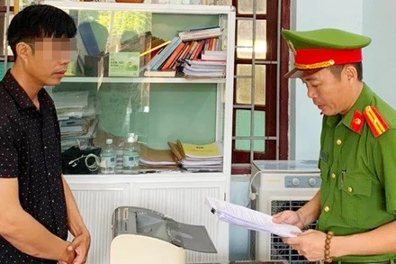 Cơ quan điều tra tống đạt quyết định khởi tố bị can đối với Trần Văn Phi.