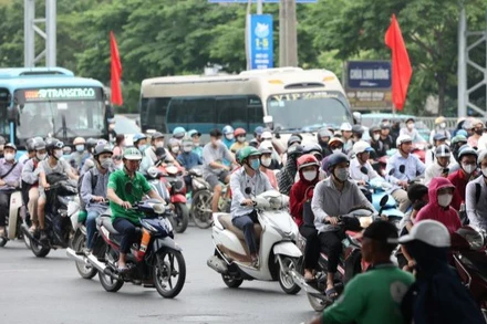 Lượng người từ các tỉnh ùn ùn đổ về Thủ đô.