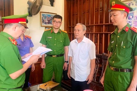 Cơ quan chức năng thi hành quyết định khởi tố bị can, bắt tạm giam ông Trịnh Ngọc Gấm.