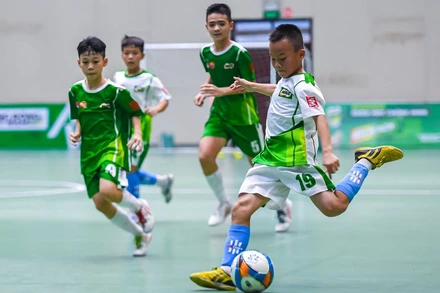 U11 Việt Hùng Thanh Hóa (áo trắng) có trận bán kết đầy hấp dẫn cùng U11 Bắc Ninh khi phải phân định thắng thua qua loạt sút luân lưu. 