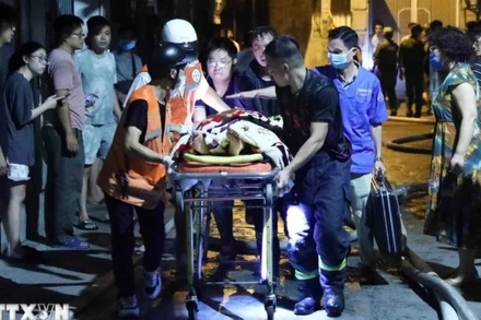 Lực lượng chức năng tích cực cứu hộ nạn nhân trong vụ cháy chung cư mini tại hẻm 29/70 phố Khương Hạ (phường Khương Đình, quận Thanh Xuân, Hà Nội). (Ảnh: Phạm Kiên/TTXVN)