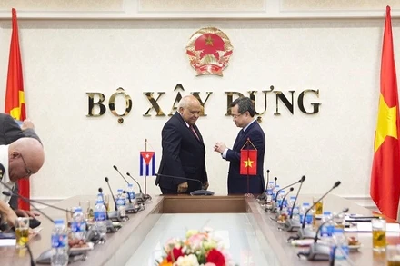 Bộ trưởng Xây dựng Nguyễn Thanh Nghị trao tặng Kỷ niệm chương Vì sự nghiệp Xây dựng cho đồng chí Orlando Nicolas Hernandez Guillen.