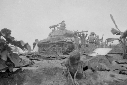 Họa sĩ nào hy sinh trong khi đang ký họa trực tiếp mô tả cảnh chiến sĩ và dân công hỏa tuyến mừng vui phấn khởi trở về sau ngày chiến thắng Điện Biên?