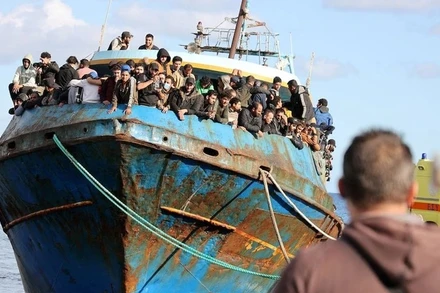 Ảnh minh họa: Những người di cư đứng trên tàu đánh cá tại cảng Paleochora trong chiến dịch giải cứu ngoài khơi đảo Crete, Hy Lạp, ngày 22/11/2022. (Ảnh: REUTERS)