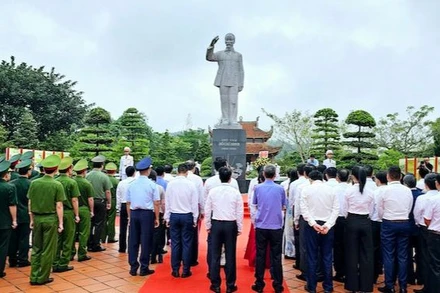 Các đại biểu dự lễ dâng hương tại khu lưu niệm Chủ tịch Hồ Chí Minh trên đảo Cô Tô.