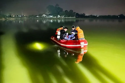 Lực lượng chuyên nghiệp tìm kiếm nạn nhân trong đêm.