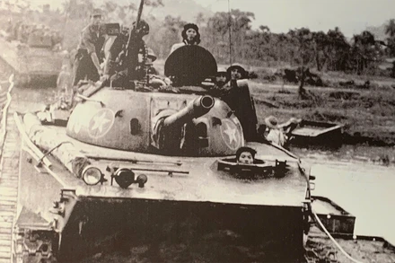 Xe tăng Trung đoàn 419, Quân khu 9, vượt cầu phao kênh Vĩnh Tế, tỉnh An Giang, truy kích quân Pol Pot, 1/1979. (Ảnh: Bảo tàng Lịch sử Quân sự Việt Nam)