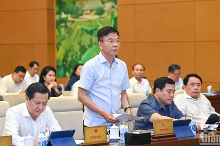 Bộ trưởng Tư pháp Lê Thành Long trình bày Tờ trình của Chính phủ. (Ảnh: DUY LINH)