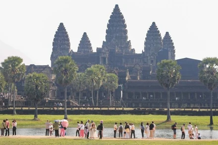 Khách du lịch tham quan Angkor Wat ở tỉnh Siem Reap, Campuchia. (Ảnh: Tân Hoa xã)