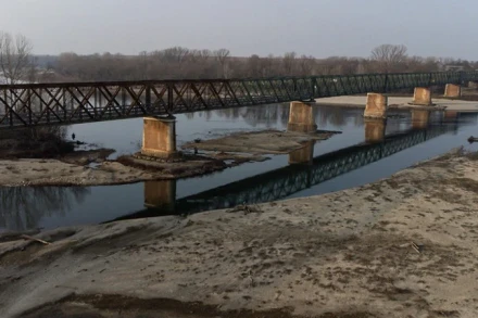 Mực nước sông xuống thấp nghiêm trọng do hạn hán tại Linarolo, Italia. (Ảnh: AFP/TTXVN)