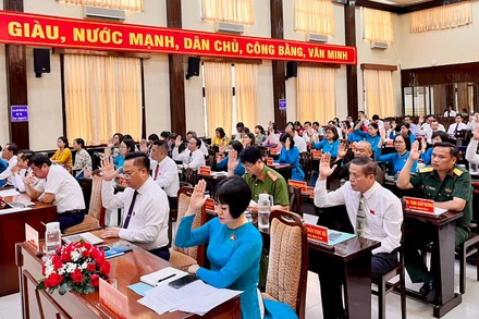 Đại biểu HĐND thành phố Vũng Tàu biểu quyết thông qua các Tờ trình Nghị quyết trình tại Kỳ họp thứ 8, HĐND thành phố Vũng Tàu. (Ảnh: baobariavungtau.com.vn)