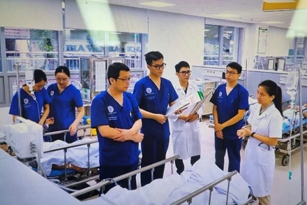 Các bác sĩ Khoa Cấp cứu, Bệnh viện Trung ương Quân đội 108 thăm khám cho bệnh nhân bị sốc nhiệt.