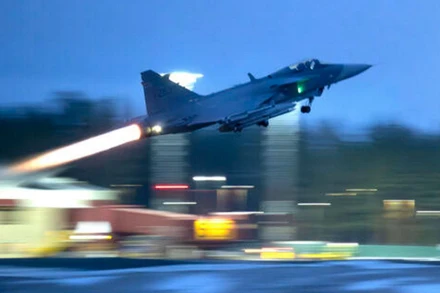 Một chiếc JAS 39 Gripen C/D cất cánh trong cuộc tập trận quân sự Phản ứng Bắc Âu tại Sân bay Lulea-Kallax, gần Lulea, Thụy Điển, ngày 4/3. (Nguồn: AP)
