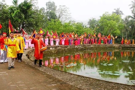Nghi thức rước nước ở làng Đông Sơn.