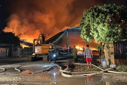 Ngọn lửa bùng phát, các lực lượng và người dân tích cực chữa cháy.