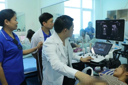 Thầy thuốc nhân dân, Giáo sư, Tiến sĩ Nguyễn Duy Ánh, Giám đốc Bệnh viện Phụ sản Trung ương khám cho trẻ em tại huyện Vĩnh Linh, tỉnh Quảng Trị.