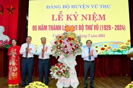 Phó Bí thư Thường trực Tỉnh ủy Thái Bình Nguyễn Tiến Thành tặng lẵng hoa chúc mừng Đảng bộ huyện Vũ Thư nhân kỷ niệm 95 năm thành lập Chi bộ Thư Vũ.