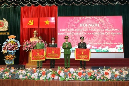 Thượng tướng Nguyễn Duy Ngọc, Ủy viên Trung ương Đảng, Thứ trưởng Công an trao tặng cờ thi đua cho các đơn vị thuộc công an tỉnh Hưng Yên.