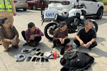 Nhóm đối tượng cùng phương tiện và tang vật tại Cơ quan Công an.