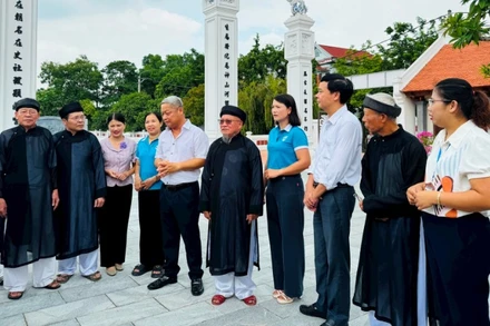 Các đại biểu chia sẻ kinh nghiệm về xây dựng Di tích lịch sử kiểu mẫu đình Nhạn Tái.