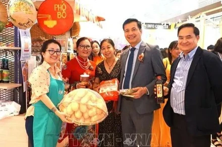 Đại sứ Đinh Ngọc Linh (thứ hai bên phải), Tham tán Lê Phú Cường (ngoài cùng bên phải) và bà Trần Thị Chang, Chủ tịch Hội hữu nghị Malaysia-Việt Nam (thứ hai bên trái) chụp ảnh kỷ niệm tại một quầy hàng giới thiệu ẩm thực Việt. (Ảnh: TTXVN)