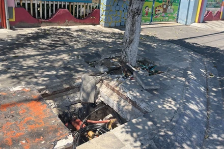 Vỉa hè trước trường mẫu giáo nhưng không được rào chắn.