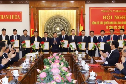 Lãnh đạo Tỉnh ủy Thanh Hóa trao quyết định và tặng hoa chúc mừng các cán bộ điều động, luân chuyển.