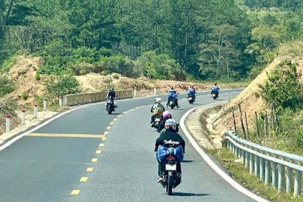 Những đoàn người từ miền núi Quảng Ngãi ngược lên các tỉnh Tây Nguyên làm thời vụ.