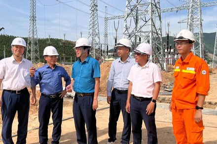 Đoàn công tác nghe báo cáo việc triển khai công việc tiếp theo Dự án đường dây 500kV Quảng Trạch-Quỳnh Lưu.
