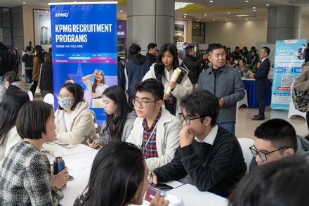 Các sinh viên Trường Công nghệ - Đại học Kinh tế Quốc dân hào hứng tham gia tìm hiểu thông tin, nhận sự tư vấn từ đại diện các doanh nghiệp tham dự ngày hội kết nối.