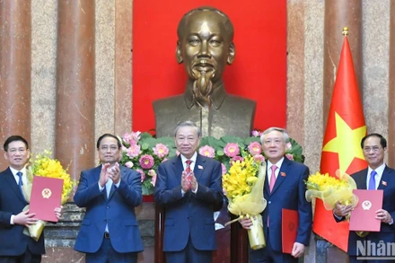 Tổng Bí thư, Chủ tịch nước Tô Lâm trao Quyết định bổ nhiệm, Thủ tướng Phạm Minh Chính tặng hoa chúc mừng các Phó Thủ tướng Nguyễn Hòa Bình, Bùi Thanh Sơn và Hồ Đức Phớc. 