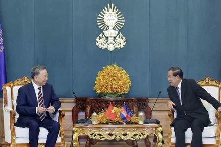 Chủ tịch nước Tô Lâm và Chủ tịch Đảng CPP, Chủ tịch Thượng viện Campuchia Samdech Techo Hun Sen. (Ảnh: TTXVN)