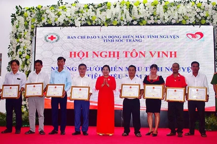 Lãnh đạo tỉnh Sóc Trăng Hồ Thị Cẩm Đào trao bằng khen cho các cá nhân tiêu biểu. (Ảnh: HUỲNH NHƯ)