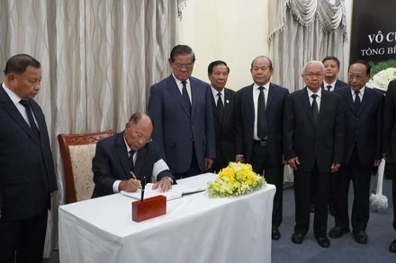 Chủ tịch danh dự Đảng Nhân dân Campuchia (CPP), Samdech Heng Samrin, ghi sổ tang, đánh giá cao những di sản vô giá do Tổng Bí Thư Nguyễn Phú Trọng để lại. (Ảnh: NGUYỄN HIỆP) 