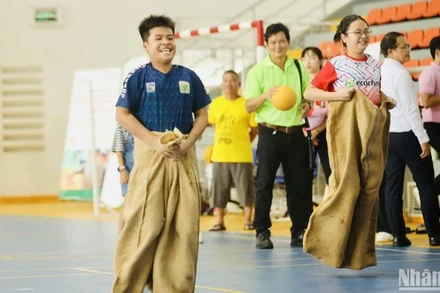 Các em nhỏ trong trò chơi thi nhảy bao bố.