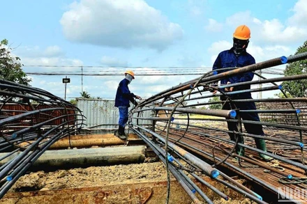 Công nhân đang kết cấu thép trụ nhồi để thi công đường vành đai 3 Thành phố Hồ Chí Minh khu vực trên không. 