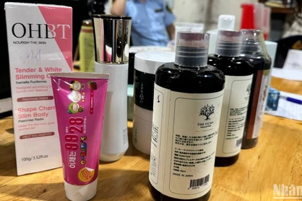 Lực lượng chức năng TP Hà nội, phát hiện và thu giữ khoảng 20 tấn mỹ phẩm các loại do nước ngoài sản xuất, có dấu hiệu hết hạn sử dụng tại phường Xuân Đỉnh, quận Bắc Từ Liêm, Hà Nội. (Ảnh: QUYỀN LƯU)