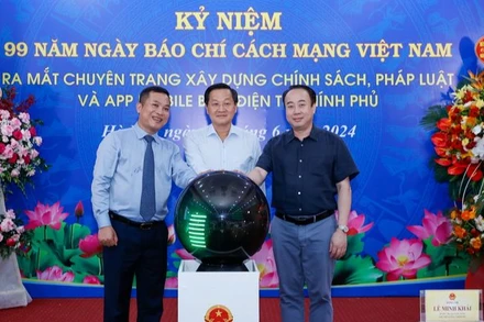Phó Thủ tướng Lê Minh Khái, Phó Chủ nhiệm Văn phòng Chính phủ Nguyễn Sỹ Hiệp và Tổng Giám đốc Cổng TTĐT Chính phủ, Tổng Biên tập Báo Điện tử Chính phủ Nguyễn Hồng Sâm thực hiện nghi thức ra mắt chính thức Trang Xây dựng chính sách, pháp luật (thuộc Báo Điện tử Chính phủ), ra mắt App mobile của Báo Điện tử Chính phủ. (Ảnh: VGP/Nhật Bắc)
