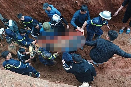 Lực lượng cứu hộ đưa thi thể các nạn nhân lên mặt đất.