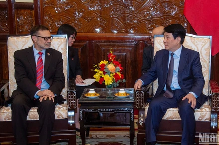 Chủ tịch nước Lương Cường tiếp Đại sứ Australia Andrew Goledzinowski.