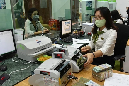 Khách hàng giao dịch tại chi nhánh Vietcombank. (Ảnh: LÂM THANH)