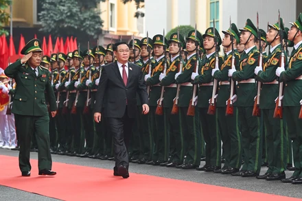 [Ảnh] Chủ tịch Quốc hội Vương Đình Huệ thăm, chúc Tết bộ đội biên phòng