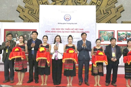 Đại biểu cắt băng khai mạc không gian trưng bày ảnh “Các dân tộc thiểu số Việt Nam đồng hành cùng sự phát triển đất nước”.