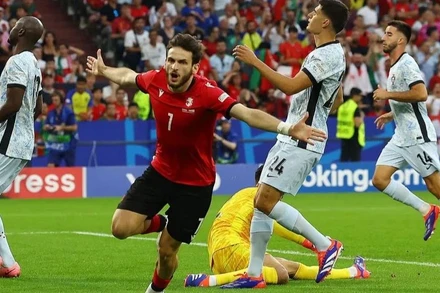 Kvaratskhelia cùng đồng đội thắng sốc Bồ Đào Nha. (Nguồn: Reuters)