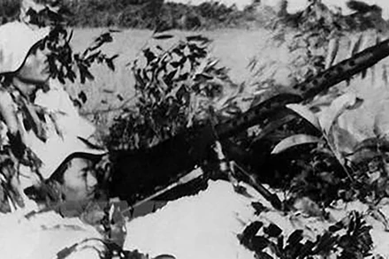 Khẩu đội súng máy 12,7mm đã bắn rơi 7 máy bay lên thẳng của Mỹ trong trận Ấp Bắc. (Ảnh: TTXVN)