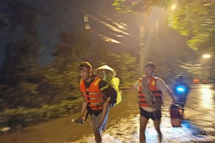 Cán bộ Ủy ban nhân dân phường Trung Hưng, thị xã Sơn Tây sơ tán dân trong đêm để tránh lũ trên sông Tích Giang.