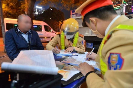 Xử lý tài xế vi phạm nồng độ cồn.