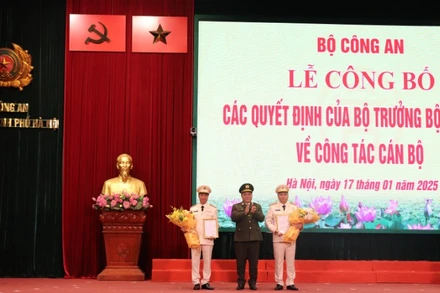 Trung tướng Nguyễn Hải Trung trao Quyết định bổ nhiệm 2 đồng chí tân Phó Giám đốc Công an thành phố Hà Nội.